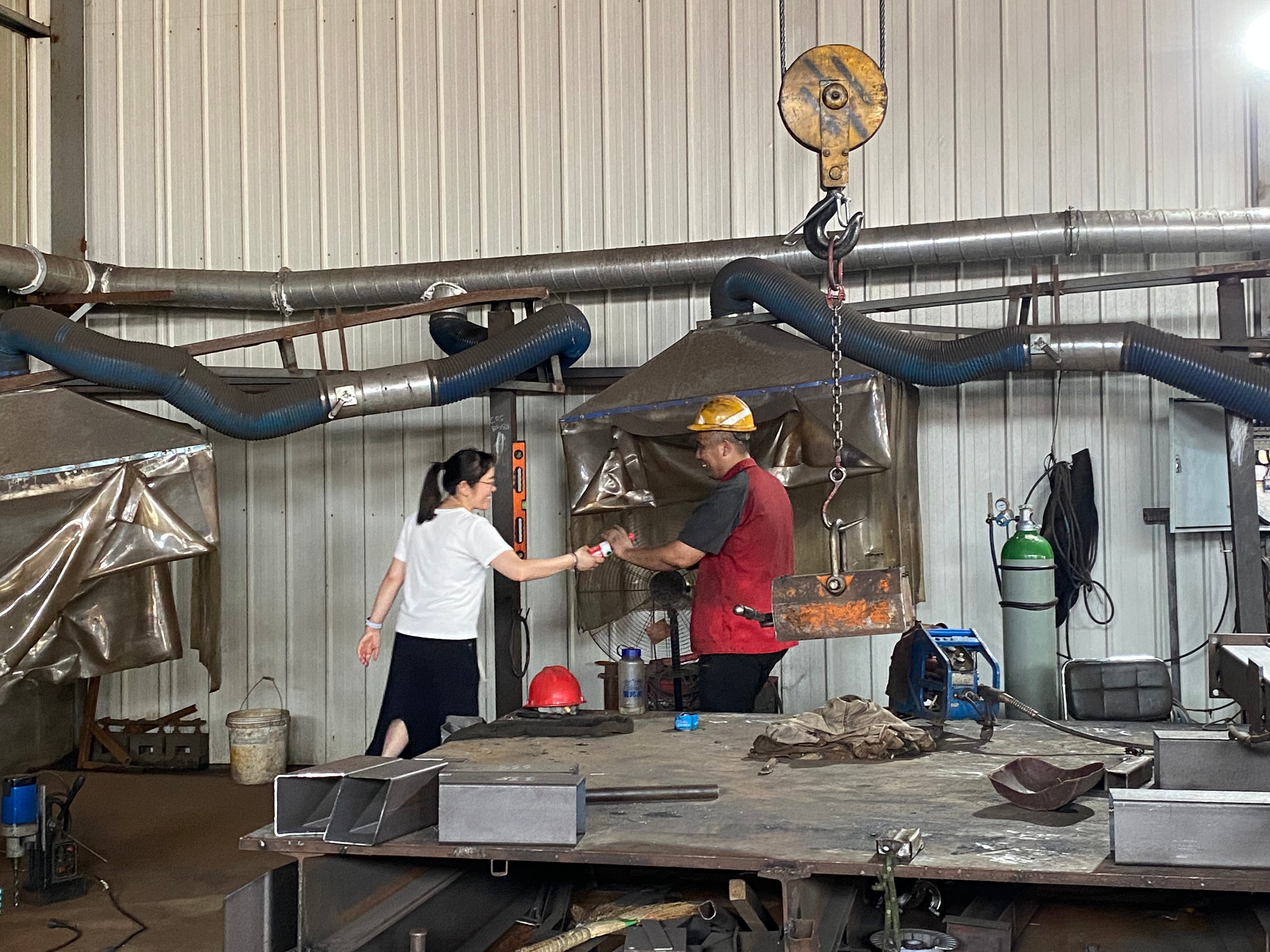 酷暑里的一縷清涼 ---工會主席王林林到智造中心慰問一線員工 酷暑里的一縷清涼 ---工會主席王林林到智造中心慰問一線員工